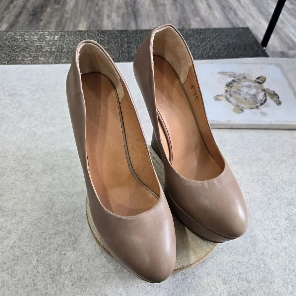 🐢 L.A.M.B. Women Novice Taupe High Wedge Slip On Size 9.5 Pumps